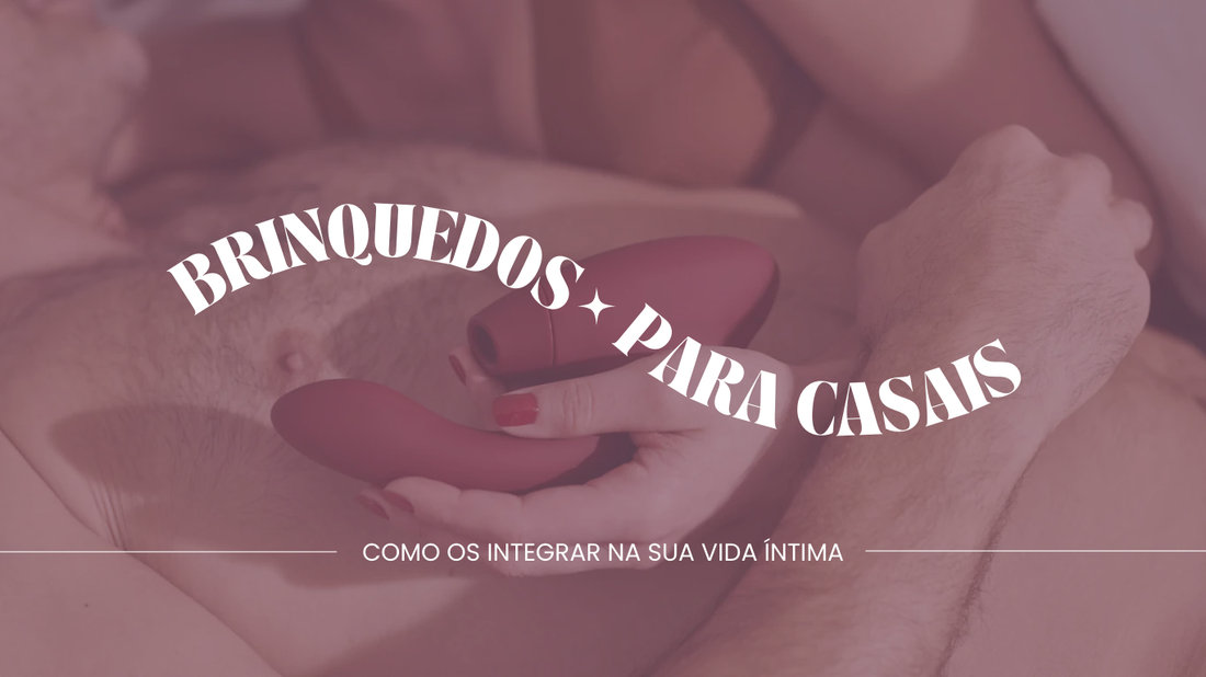 Casal sorrindo em um ambiente íntimo, explorando juntos a introdução de sextoys para enriquecer a vida sexual.