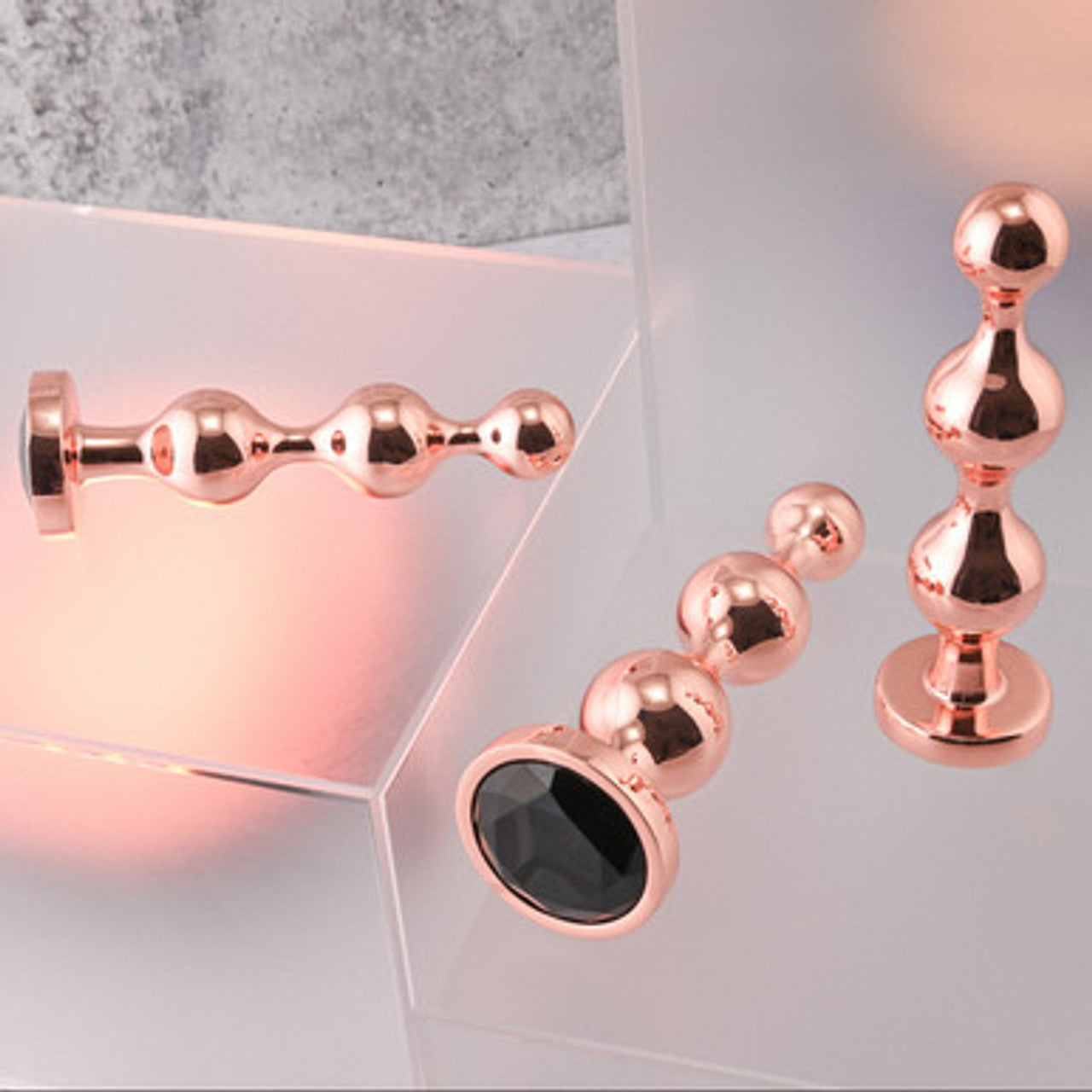 Conjunto de plugs anais Gold Digger com três tamanhos, design esférico, liga de alumínio compatível com variações térmicas e base com joia preta brilhante.