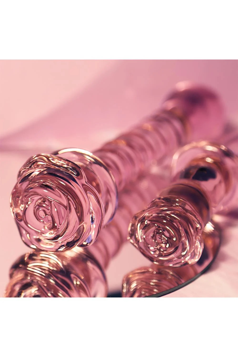 Dildo de vidro Glaze Spiral com textura espiralada e curvatura ergonómica para estimulação intensa do Ponto G, feito em vidro borossilicato seguro e compatível com variações térmicas.