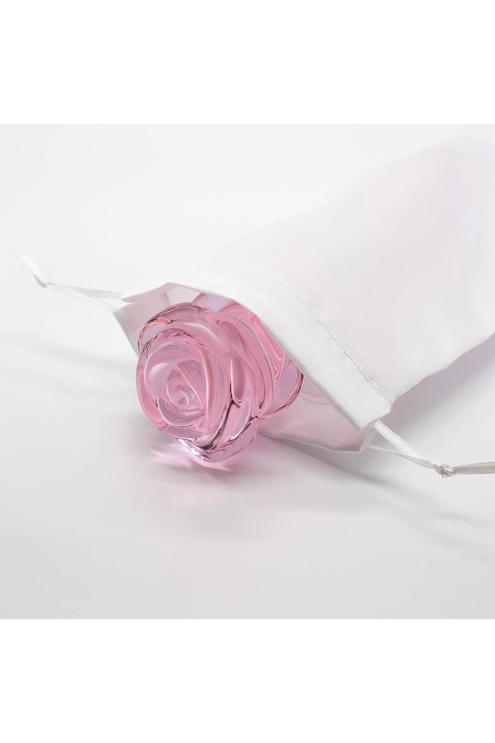 Dildo de vidro Glaze com textura perolada ao longo do eixo, design floral sofisticado e vidro borossilicato compatível com variações térmicas para uma experiência de prazer única.