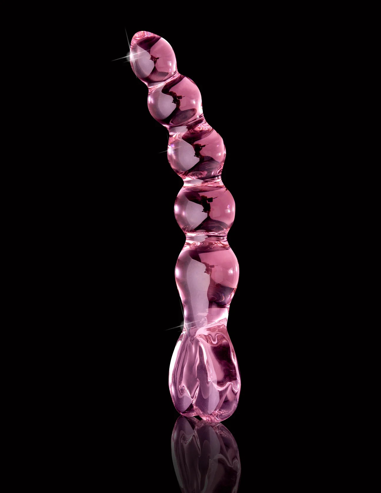 Dildo de vidro Icicle Nº43 com ponta curvada para estimulação precisa do Ponto G e Ponto P, feito em vidro borossilicato seguro e compatível com variações térmicas. Fondo preto