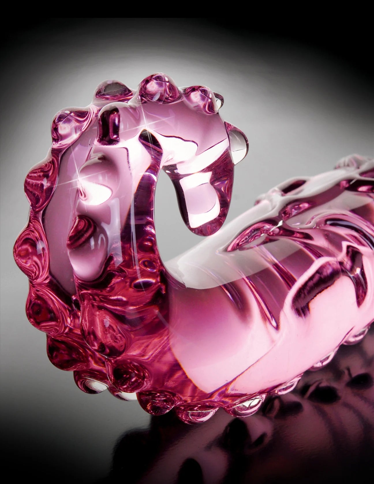 Dildo de vidro Icicles Nº24 com design tentacular, textura estimulante e vidro borossilicato compatível com variações térmicas para uma experiência sensorial intensa.