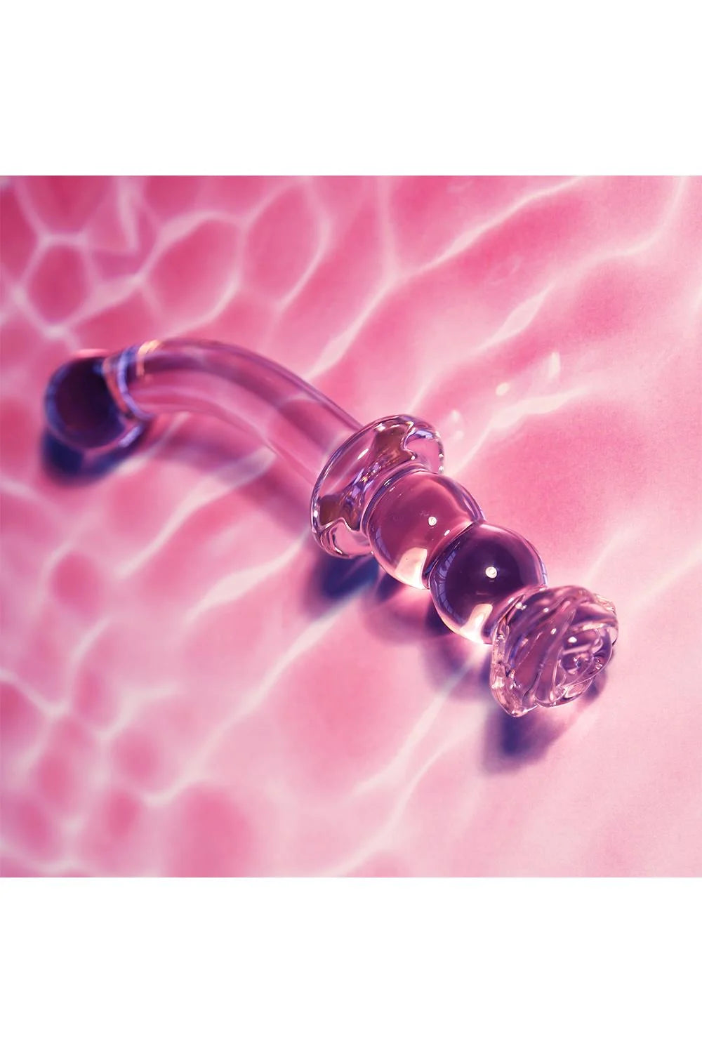 Dildo de vidro curvado para estimulação do Ponto G, feito em vidro borossilicato seguro e compatível com variações térmicas para orgasmos intensos e inesquecíveis.