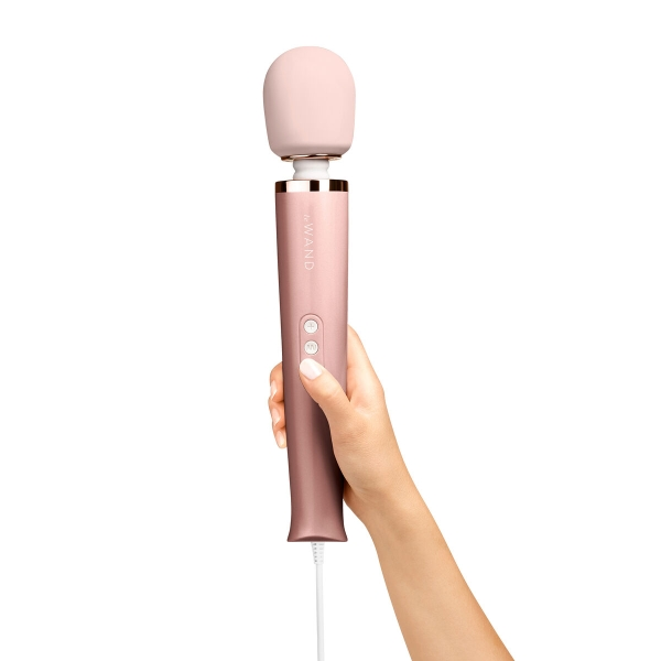 Massajador vibrante Le Wand Plug-In com cabo extra longo de 2,4 metros, vibrações profundas e design ergonômico.