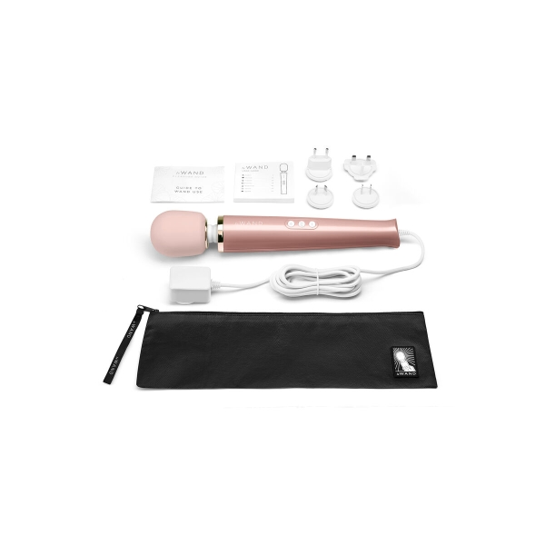 Massajador vibrante Le Wand Plug-In com cabo extra longo de 2,4 metros, vibrações profundas e design ergonômico.