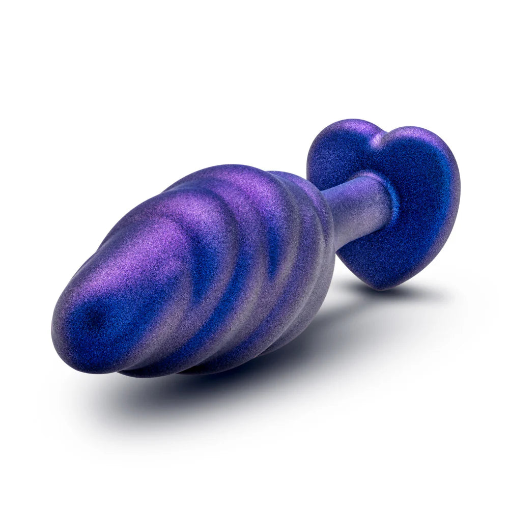 Plug anal Anal Adventures Matrix Bumped Bling com textura ondulada, base em forma de coração com jóia azul e tecnologia StayPut™ para um encaixe seguro e confortável.