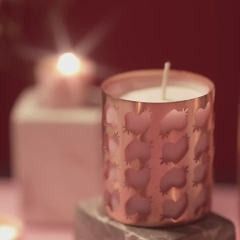 Video da Vela de massagem HighOnLove® em recipiente elegante, com óleo de cânhamo e aroma de rosa.