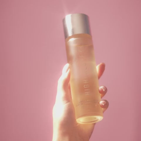 Óleo sendo aplicado sobre a pele para uma massagem suave e envolvente.