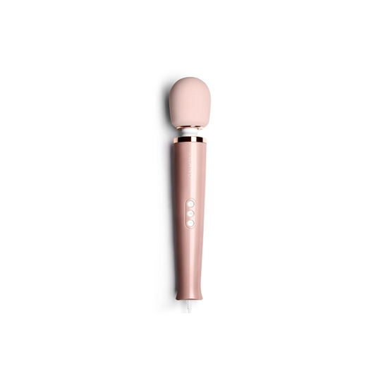 Massajador vibrante Le Wand Plug-In com cabo extra longo de 2,4 metros, vibrações profundas e design ergonômico.